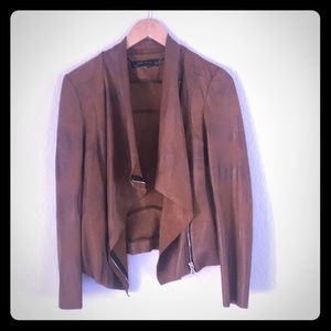 Cool faux leather jacket with flexible collar.